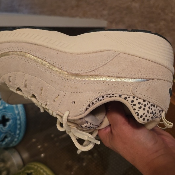 Easy Spirit Beige Suede Sneakers (#17) - Picture 8 of 8